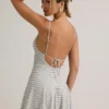Vestido corto A-line con lazo en la espalda y canalé de modal de Mansi en rayas azules y amarillas