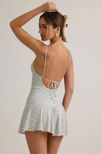 Vestido corto A-line con lazo en la espalda y canalé de modal de Mansi en rayas azules y amarillas