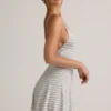 Vestido corto A-line con lazo en la espalda y canalé de modal de Mansi en rayas azules y amarillas