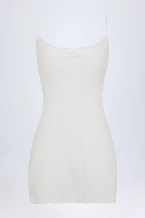 Vestido corto A-line fruncido Alika Pointelle en blanco Vestido corto A-line fruncido Alika Pointelle en blanco