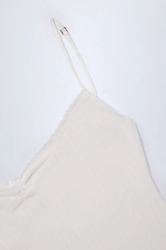 Vestido corto A-line fruncido Alika Pointelle en blanco Vestido corto A-line fruncido Alika Pointelle en blanco