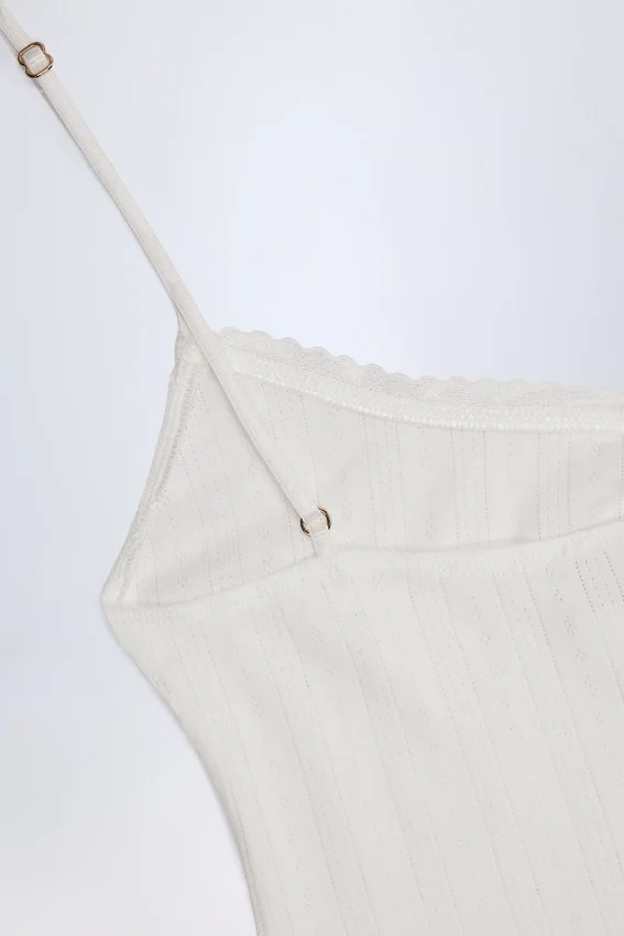 Vestido corto A-line fruncido Alika Pointelle en blanco Vestido corto A-line fruncido Alika Pointelle en blanco