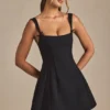 Vestido corto A-line plisado con lazo Cressida en negro Vestido corto A-line plisado con lazo Cressida en negro