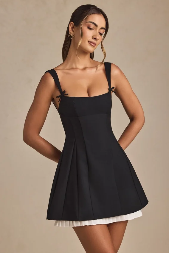 Vestido corto A-line plisado con lazo Cressida en negro Vestido corto A-line plisado con lazo Cressida en negro