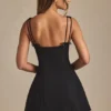 Vestido corto A-line plisado con lazo Cressida en negro Vestido corto A-line plisado con lazo Cressida en negro