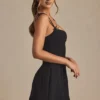 Vestido corto A-line plisado con lazo Cressida en negro Vestido corto A-line plisado con lazo Cressida en negro