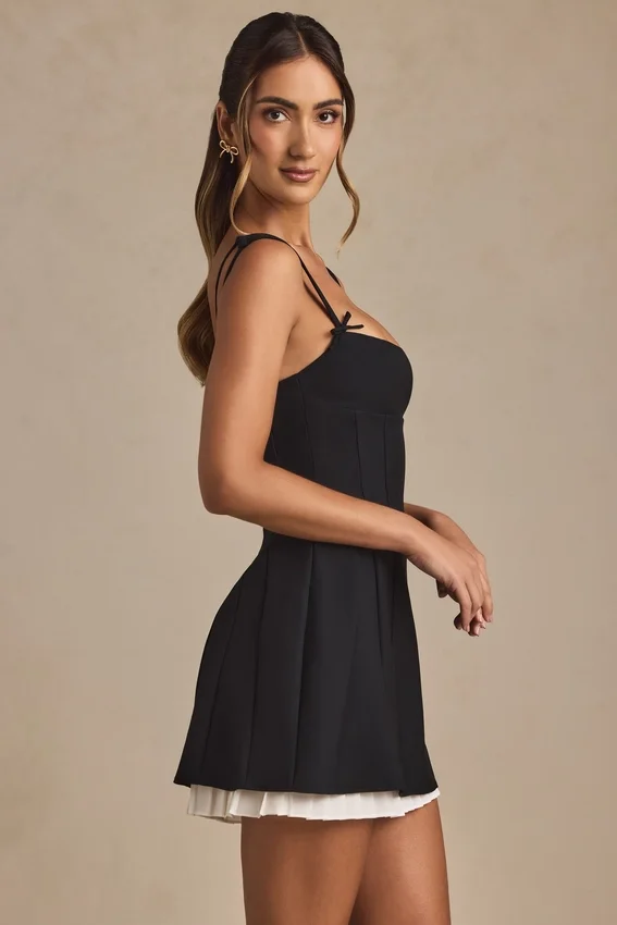 Vestido corto A-line plisado con lazo Cressida en negro Vestido corto A-line plisado con lazo Cressida en negro