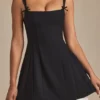 Vestido corto A-line plisado con lazo Cressida en negro Vestido corto A-line plisado con lazo Cressida en negro