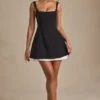 Vestido corto A-line plisado con lazo Cressida en negro Vestido corto A-line plisado con lazo Cressida en negro