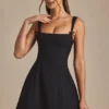Vestido corto A-line plisado con lazo Cressida en negro Vestido corto A-line plisado con lazo Cressida en negro