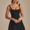 Vestido corto A-line plisado con lazo Cressida en negro Vestido corto A-line plisado con lazo Cressida en negro