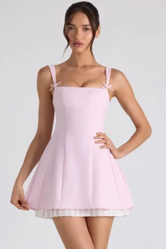 Vestido corto A-line plisado con lazo Cressida en rosa suave