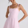 Vestido corto A-line plisado con lazo Cressida en rosa suave Vestido corto A-line plisado con lazo Cressida en rosa suave