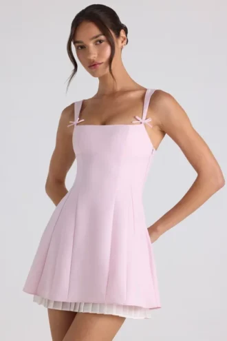 Vestido corto A-line plisado con lazo Cressida en rosa suave
