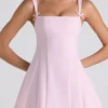 Vestido corto A-line plisado con lazo Cressida en rosa suave Vestido corto A-line plisado con lazo Cressida en rosa suave