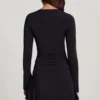 Vestido corto acampanado de jersey suave con cuello redondo Carielle en negro Vestido corto acampanado de jersey suave con cuello redondo Carielle en negro