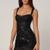 Vestido corto Adia con adornos y corte en A en negro Vestido corto Adia con adornos y corte en A en negro