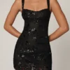 Vestido corto Adia con adornos y corte en A en negro Vestido corto Adia con adornos y corte en A en negro