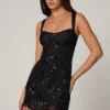 Vestido corto Adia con adornos y corte en A en negro Vestido corto Adia con adornos y corte en A en negro
