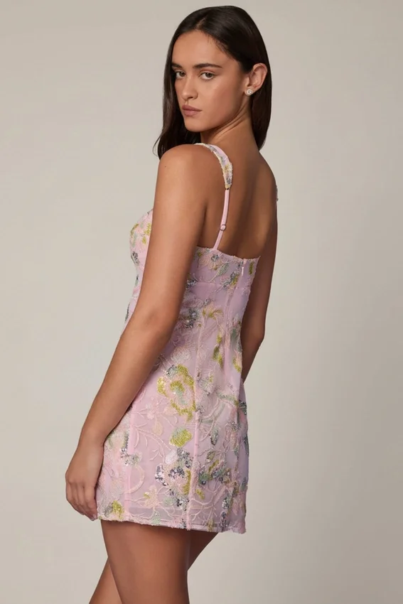 Vestido corto Adia con adornos y corte en A en rosa suave Vestido corto Adia con adornos y corte en A en rosa suave
