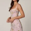 Vestido corto Adia con adornos y corte en A en rosa suave Vestido corto Adia con adornos y corte en A en rosa suave