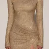 Vestido corto ajustado asimétrico con adornos Nevina en dorado Vestido corto ajustado asimétrico con adornos Nevina en dorado