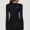 Vestido corto ajustado asimétrico con adornos Nevina en negro Vestido corto ajustado asimétrico con adornos Nevina en negro