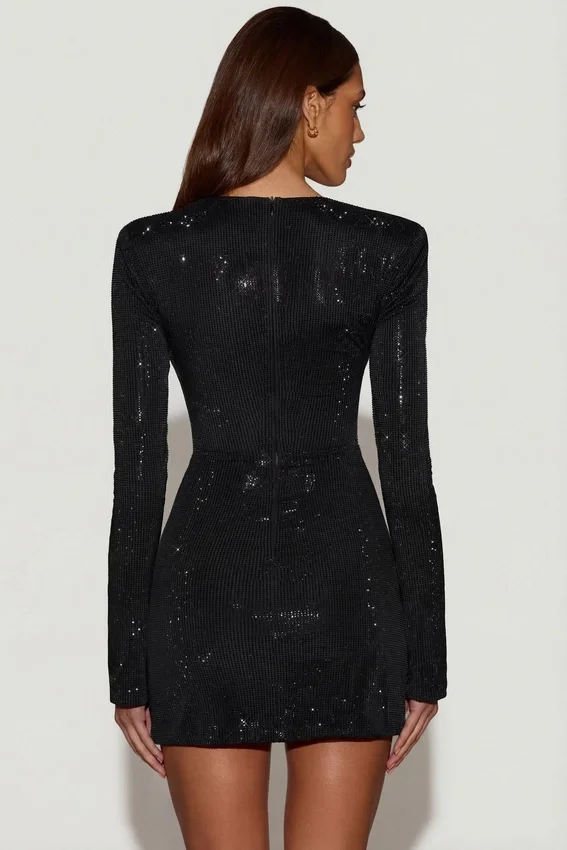 Vestido corto ajustado asimétrico con adornos Nevina en negro Vestido corto ajustado asimétrico con adornos Nevina en negro