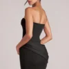 Vestido corto ajustado bandeau Veda en negro Vestido corto ajustado bandeau Veda en negro