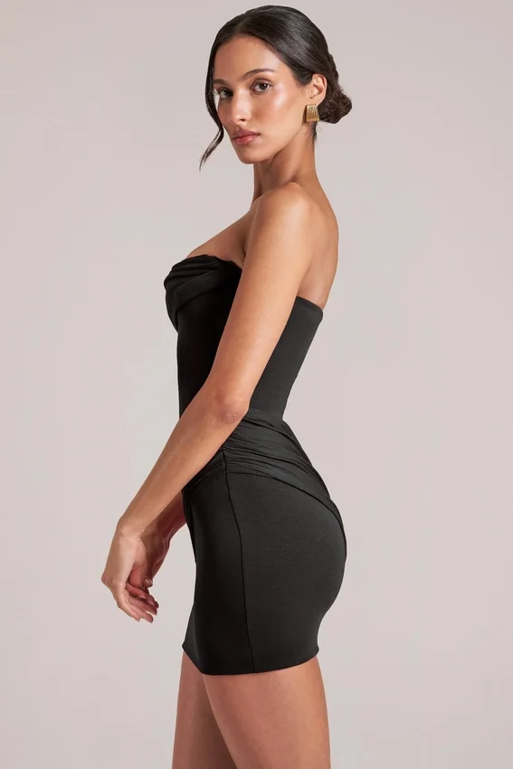Vestido corto ajustado bandeau Veda en negro Vestido corto ajustado bandeau Veda en negro
