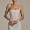 Vestido corto ajustado con adornos Aellin en blanco Vestido corto ajustado con adornos Aellin en blanco