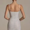 Vestido corto ajustado con adornos Aellin en blanco Vestido corto ajustado con adornos Aellin en blanco