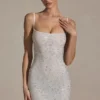 Vestido corto ajustado con adornos Aellin en blanco Vestido corto ajustado con adornos Aellin en blanco