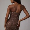Vestido corto ajustado con adornos transparentes Caprice en color cacao intenso