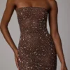 Vestido corto ajustado con adornos transparentes Caprice en color cacao intenso