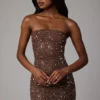 Vestido corto ajustado con adornos transparentes Caprice en color cacao intenso