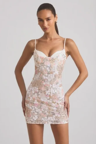 Vestido corto ajustado con camisola y adornos Velena en color marfil