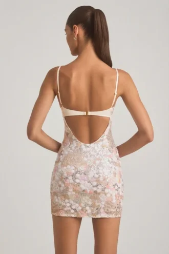 Vestido corto ajustado con camisola y adornos Velena en color marfil