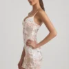 Vestido corto ajustado con camisola y adornos Velena en color marfil