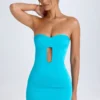 Vestido corto ajustado con corte bandeau y aberturas Nikko en turquesa Vestido corto ajustado con corte bandeau y aberturas Nikko en turquesa