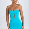 Vestido corto ajustado con corte bandeau y aberturas Nikko en turquesa Vestido corto ajustado con corte bandeau y aberturas Nikko en turquesa