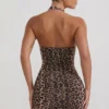 Vestido corto ajustado con cuello halter y fruncidos Alena en estampado de leopardo Vestido corto ajustado con cuello halter y fruncidos Alena en estampado de leopardo
