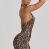 Vestido corto ajustado con cuello halter y fruncidos Alena en estampado de leopardo Vestido corto ajustado con cuello halter y fruncidos Alena en estampado de leopardo
