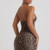 Vestido corto ajustado con cuello halter y fruncidos Alena en estampado de leopardo Vestido corto ajustado con cuello halter y fruncidos Alena en estampado de leopardo