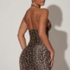 Vestido corto ajustado con cuello halter y fruncidos Alena en estampado de leopardo Vestido corto ajustado con cuello halter y fruncidos Alena en estampado de leopardo