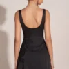 Vestido corto ajustado con cuello redondo y adornos Jacelyn en negro Vestido corto ajustado con cuello redondo y adornos Jacelyn en negro