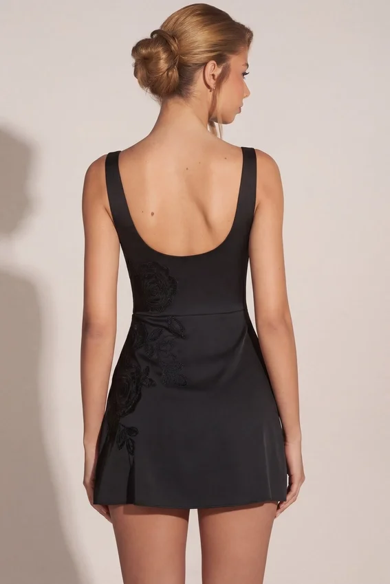 Vestido corto ajustado con cuello redondo y adornos Jacelyn en negro Vestido corto ajustado con cuello redondo y adornos Jacelyn en negro