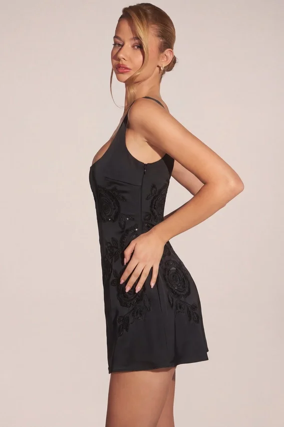 Vestido corto ajustado con cuello redondo y adornos Jacelyn en negro Vestido corto ajustado con cuello redondo y adornos Jacelyn en negro