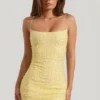 Vestido corto ajustado con cuello redondo y adornos Lunetta en amarillo Vestido corto ajustado con cuello redondo y adornos Lunetta en amarillo