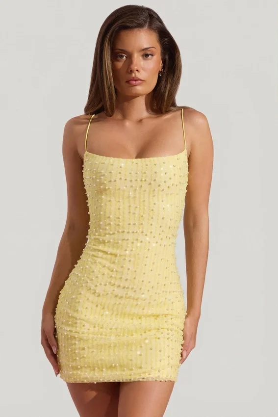 Vestido corto ajustado con cuello redondo y adornos Lunetta en amarillo Vestido corto ajustado con cuello redondo y adornos Lunetta en amarillo